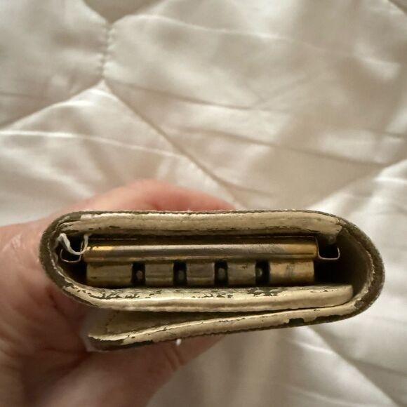 Louis Vuitton Damier Azur 4 Hook Key Case. Authentic with Box & Dust Bag. - Picture 6 of 10